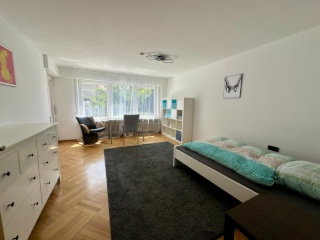 Anzeigenbild: Vollmöbliertes WG-Zimmer 20m² in neuer 3er-WG | Erstbezug nach Renovierung | Balkon | Bevorzugt an Studierende