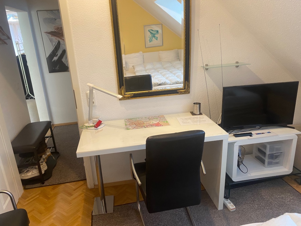 Habitación en WG Komponistenviertel / Wiesbaden - Dein Zimmer: Schreibtisch + TV