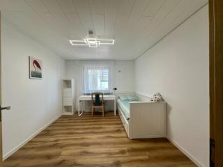 Anzeigenbild: Vollmöbliertes WG-Zimmer 12m² in neuer 3er-WG | Erstbezug nach Renovierung | Balkon | Bevorzugt an Studierende