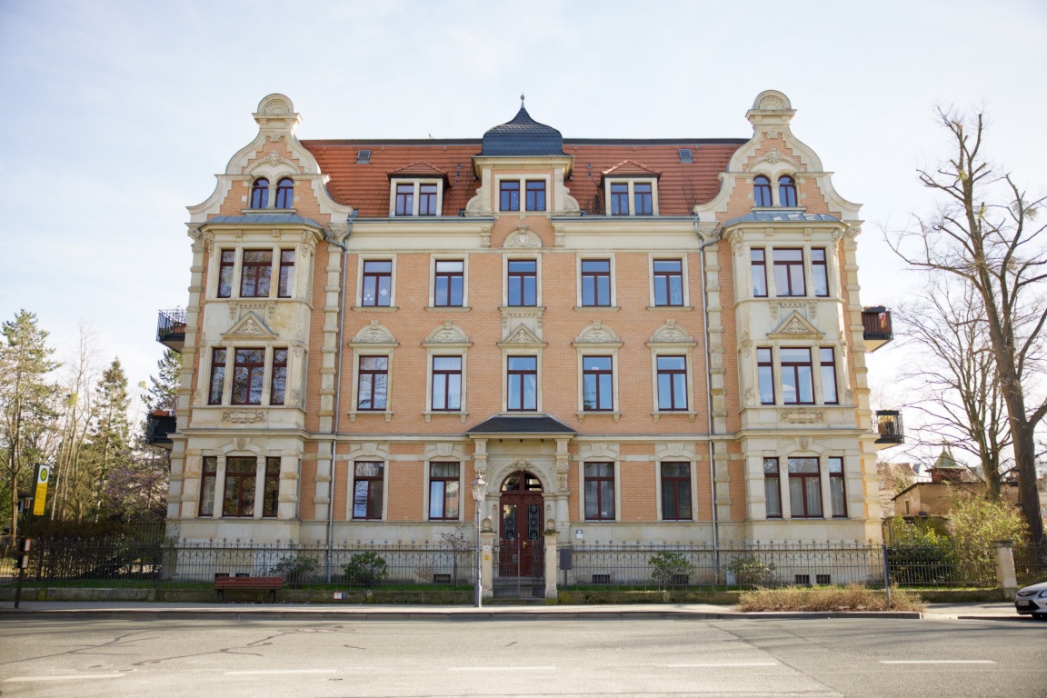Helle & gemütliche 2-Zimmer-Dachgeschosswohnung in Altbauvilla (Striesen/Blasewitz) – möbliert