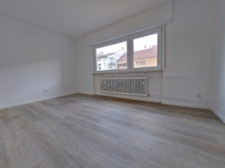 Anzeigenbild: Helles WG-Zimmer in 3er WG mit voll ausgestatteter Einbauküche (Neugründung)