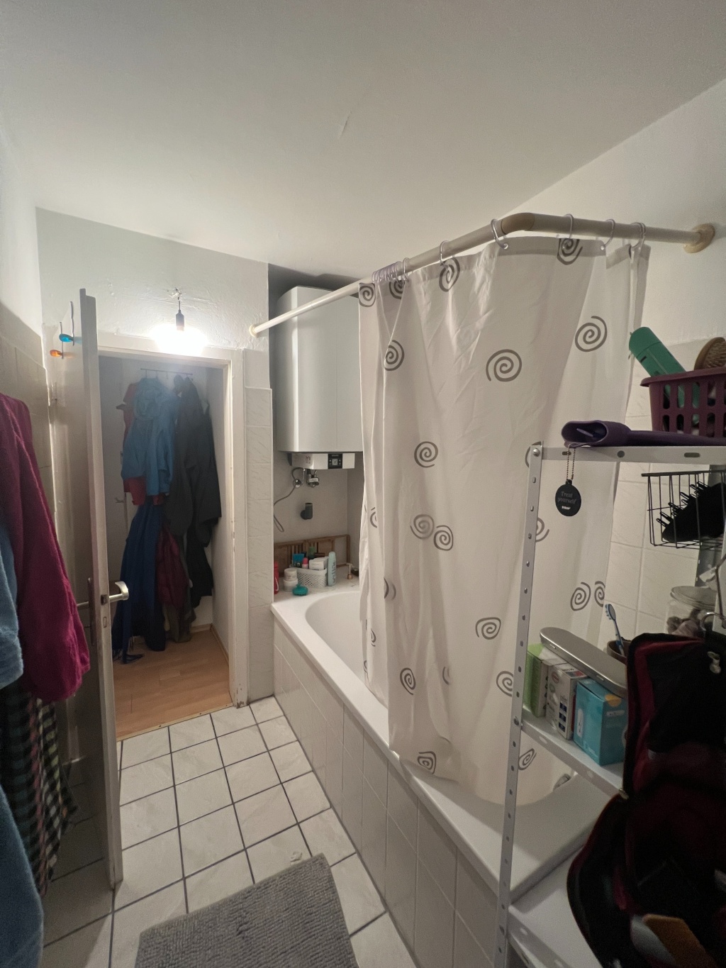 Flatshare München Silcherstr - Badecimmer mit WC, Blick zum Flur