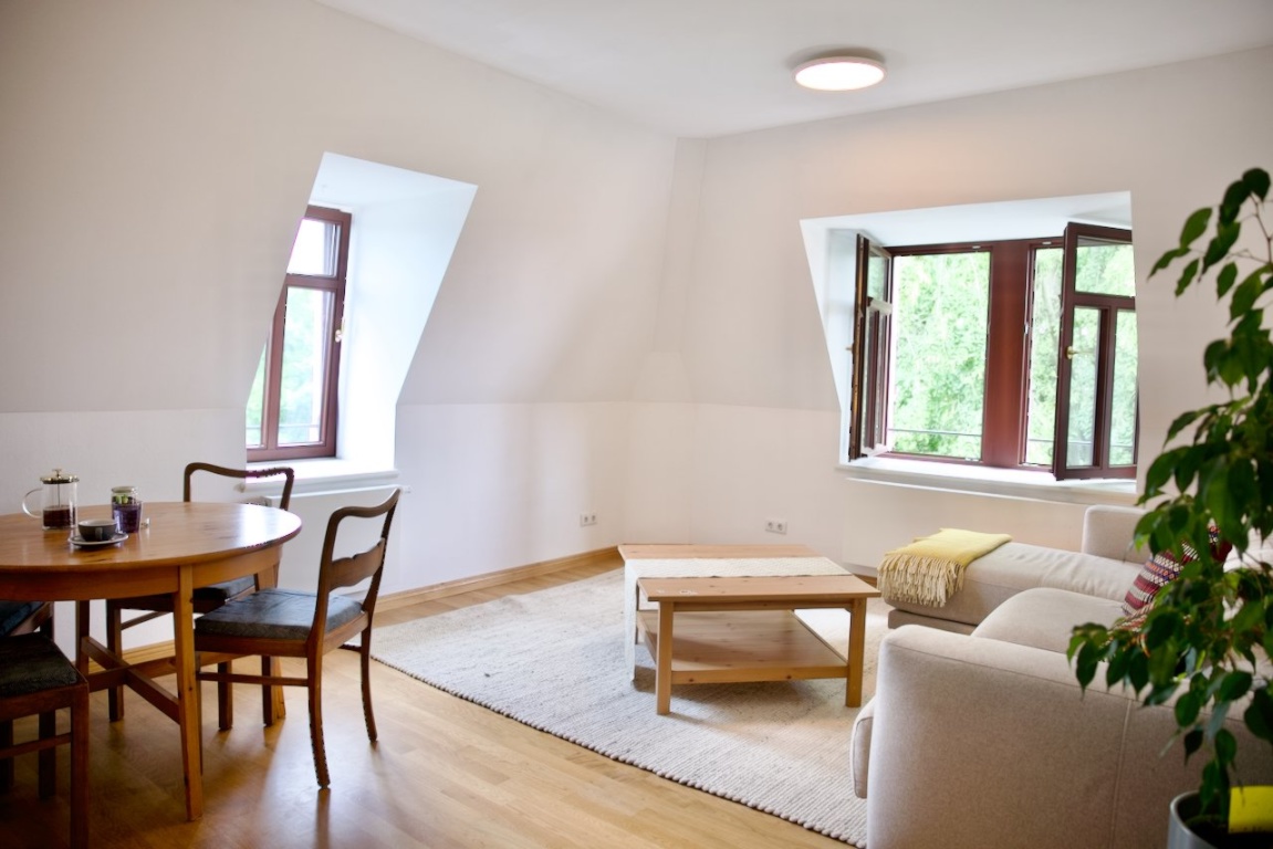 Helle & gemütliche 2-Zimmer-Dachgeschosswohnung in Altbauvilla (Striesen/Blasewitz) – möbliert – Hüblerstraße 41, 1309 Dresden Blasewitz – Vorschaubild 3