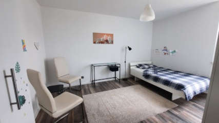 Anzeigenbild: Helles & großes Zimmer mit Ausblick – Top-Lage direkt am Supermarkt & Grünfläche