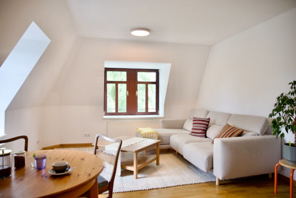 Helle & gemütliche 2-Zimmer-Dachgeschosswohnung in Altbauvilla (Striesen/Blasewitz) – möbliert – Hüblerstraße 41, 1309 Dresden Blasewitz – Vorschaubild 2