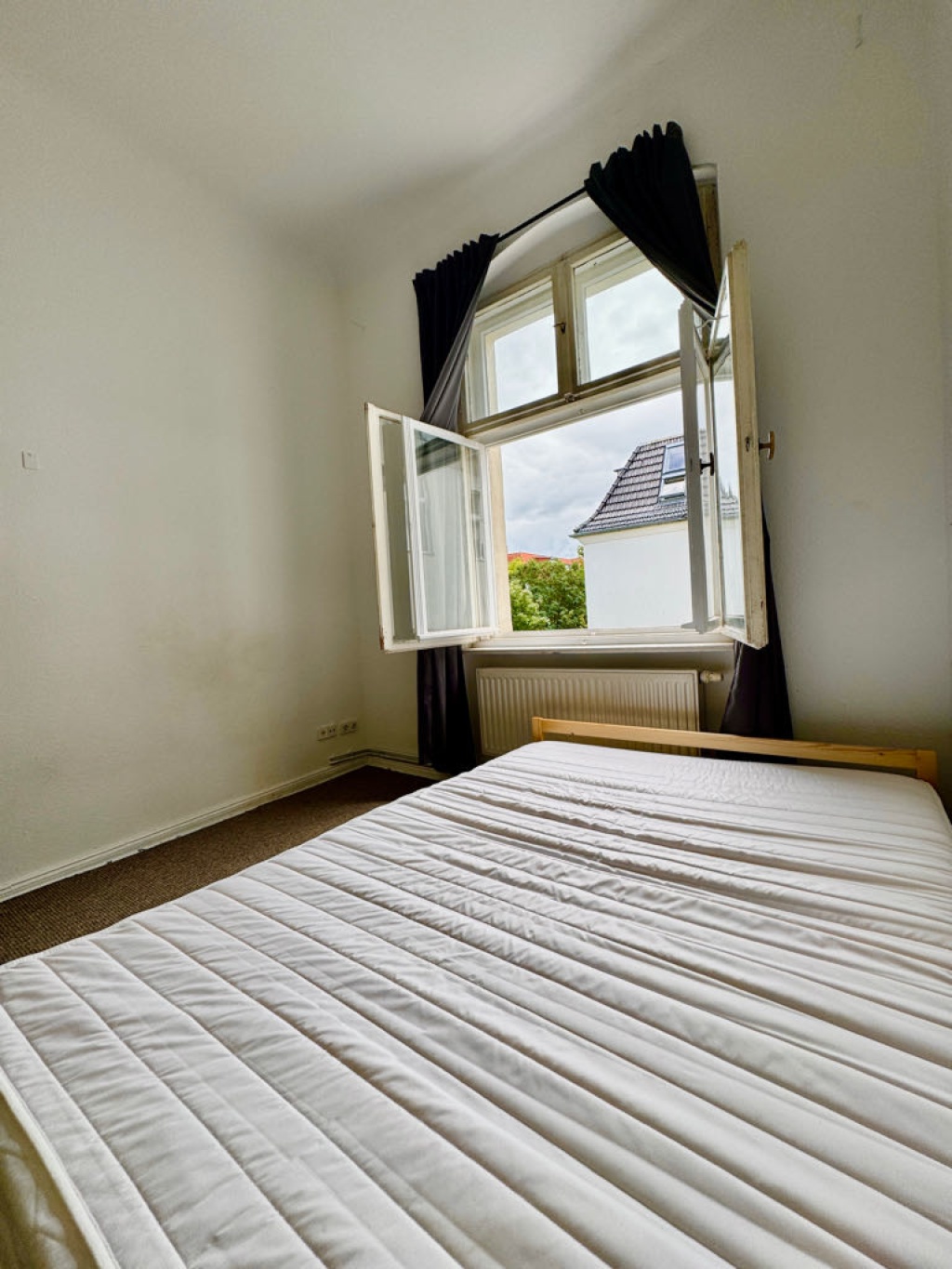 Apartamento Karlshorst Stolzenfelsstr. - Blick aus dem Schlafzimmer mit neuem Bett aus Holz. sleeping room with new bed