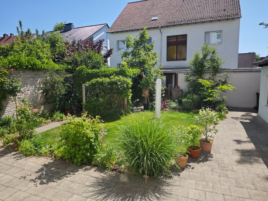 Zwei Zimmer 2ZKB EG, frisch renoviert, Ideal für WG, mit Garten in zentraler Lage