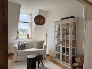 Anzeigenbild: Lichtdurchflutete, charmante Wohnung zu vermieten 