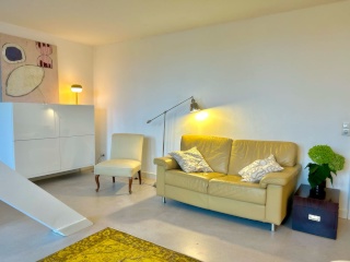 Anzeigenbild: Schönes möbliertes Zimmer (eig. Bad) in 120 qm Altbauwohnung in Flingern befr./unbefr.