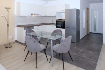Ad image: Gorgeous 2 Bedroom Apartment in between the City & Uni Area!