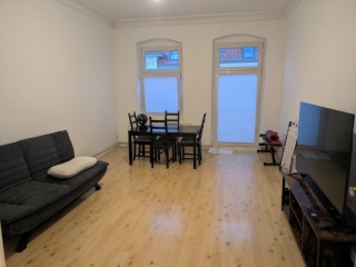 Anzeigenbild: Großes möbliertes WG-Zimmer (24 m²) mit Balkon in Berlin-Wedding (4. OG) – für Berufstätige – ab sofort frei