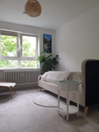 Gemütlich eingerichtetes Zimmer (14m2) in großer und heller Wohnung in zentraler Lage befristet zu vermieten