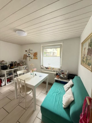 Anzeigenbild: 2,5-Zimmer-Wohnung mit Balkonblick ins Grüne – ab 15.09. verfügbar