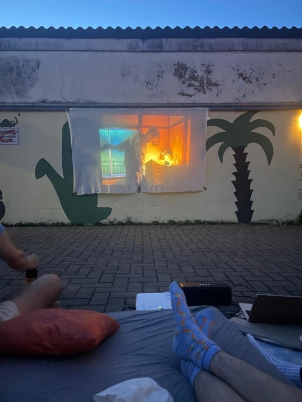 Flatshare Hafen Dortmunder Straße - filmeabend im hof mit den anderen wgs aus dem haus