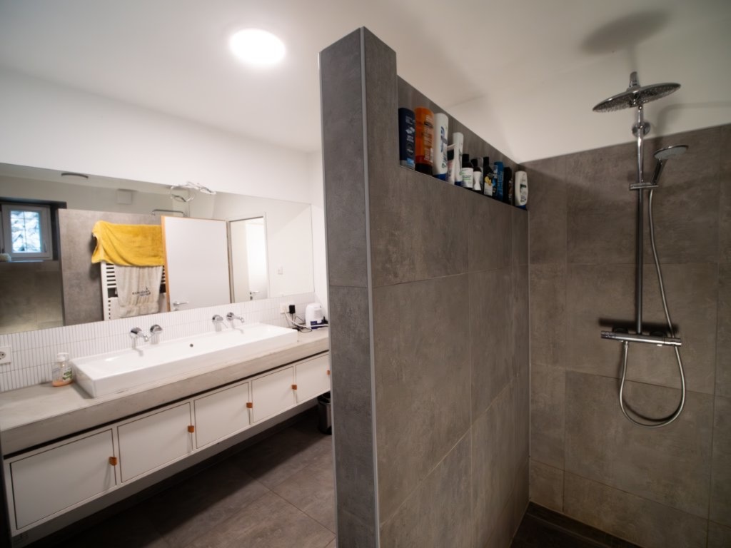 WG-Zimmer Mitte Etzelstraße 7 - neues Badezimmer mit großer Dusche
