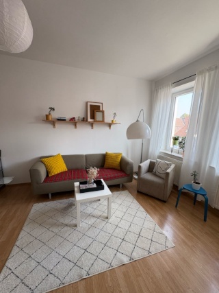 Imagen del anuncio: Bajo alquiler luminoso apartamento de 2 habitaciones (Altbau) Cerca de centro y estación de tren con balcón