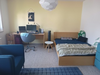 Anzeigenbild: Ab September: Möbliertes 24 m² Zimmer mit Balkon – 550 € warm