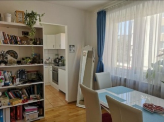 Anzeigenbild: Das Badezimmer ist zeitlos elegant in neutralen Farben gehalten und verfügt über eine moderne Dusche, ein Waschbecken mit Unterschrank sowie einen großen Spiegel. Hochwertige Armaturen und pflegeleichte Fliesen unterstreichen den gehobenen Standard.