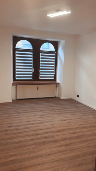 Anzeigenbild: Goßzügige Altbauwohnung mit eigener Küche + kleines Zimmer + Bad