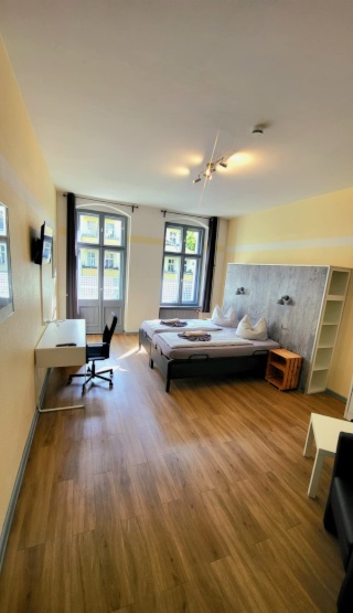 Anzeigenbild: Große, voll möblierte Wohnung für WG geeignet – ab November frei