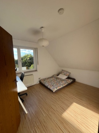 Anzeigenbild: 1 WG-Zimmer in 6er-WG (Familienhaus mit Garten)