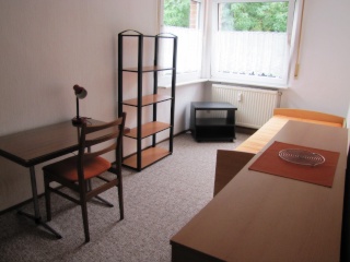 Anzeigenbild: Ein möbliertes Zimmer in 4-Raum Wohnung in Erfurt ab September.