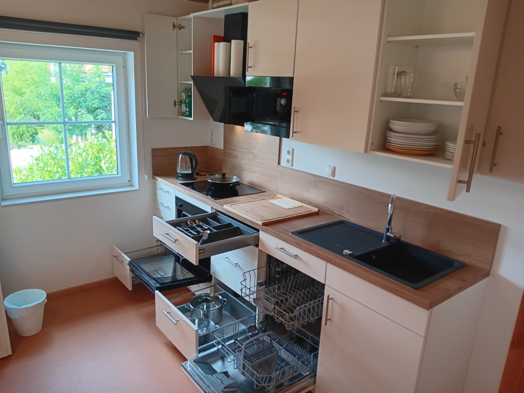 WG-Zimmer Friedrichshagen Rahnsdorfer Straße 46 - OG: Neue Küche: Ofen, Herd, DA-Haube, Mikrowelle und Startausstattung an Kleinzubehör, neuer Kühlschrank kommt noch dazu.