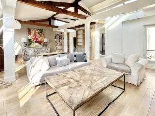 160 m2 große, möblierte Maisonettewohnung in einem eleganten Haussmannschen Gebäude mit Aufzug — photo 1
