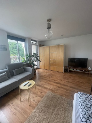 Zwischenmiete August 25 qm Zimmer möbliert mit Balkon