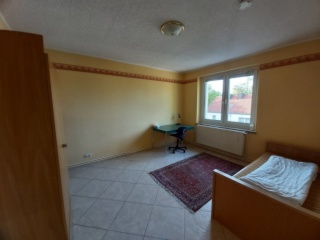 Anzeigenbild: Voll möblierte, ruhige und ästhetisch ansprechende Zimmer sind ausschließlich für Frauen verfügbar.