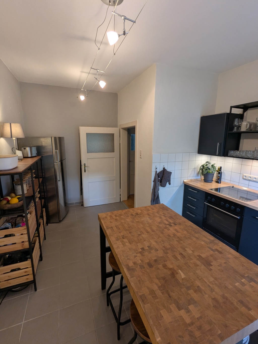 Möblierte 2 Zimmerwohnung mit Balkon zur Zwischenmiete (Maxvorstadt) – Lothstraße, 80797 München Maxvorstadt – Vorschaubild 5
