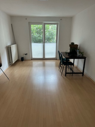 Anzeigenbild: Helle 2-Zimmer-Wohnung mit Balkon & Einbauküche  – stadtnah