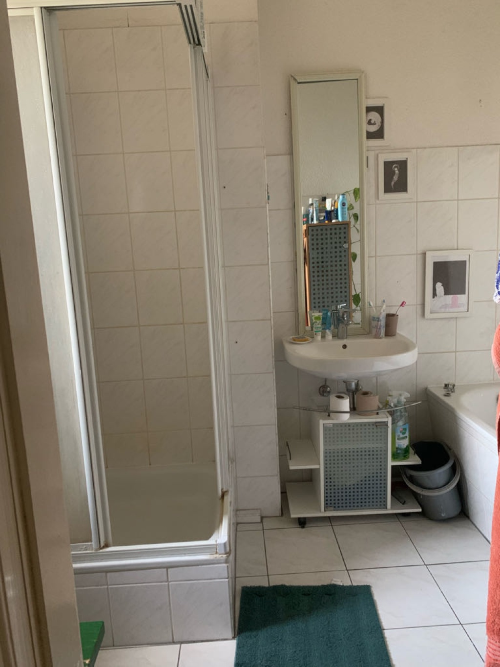 WG-Zimmer Zentrum Am Anger - Badezimmer 1 mit Dusche, Badewanne und Waschmaschine