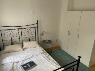 Anzeigenbild: Möbliertes Zimmer in 3-Personen Wohnung Teilen – nur 150m von der Universität – Reinigungsservice inbegriffen