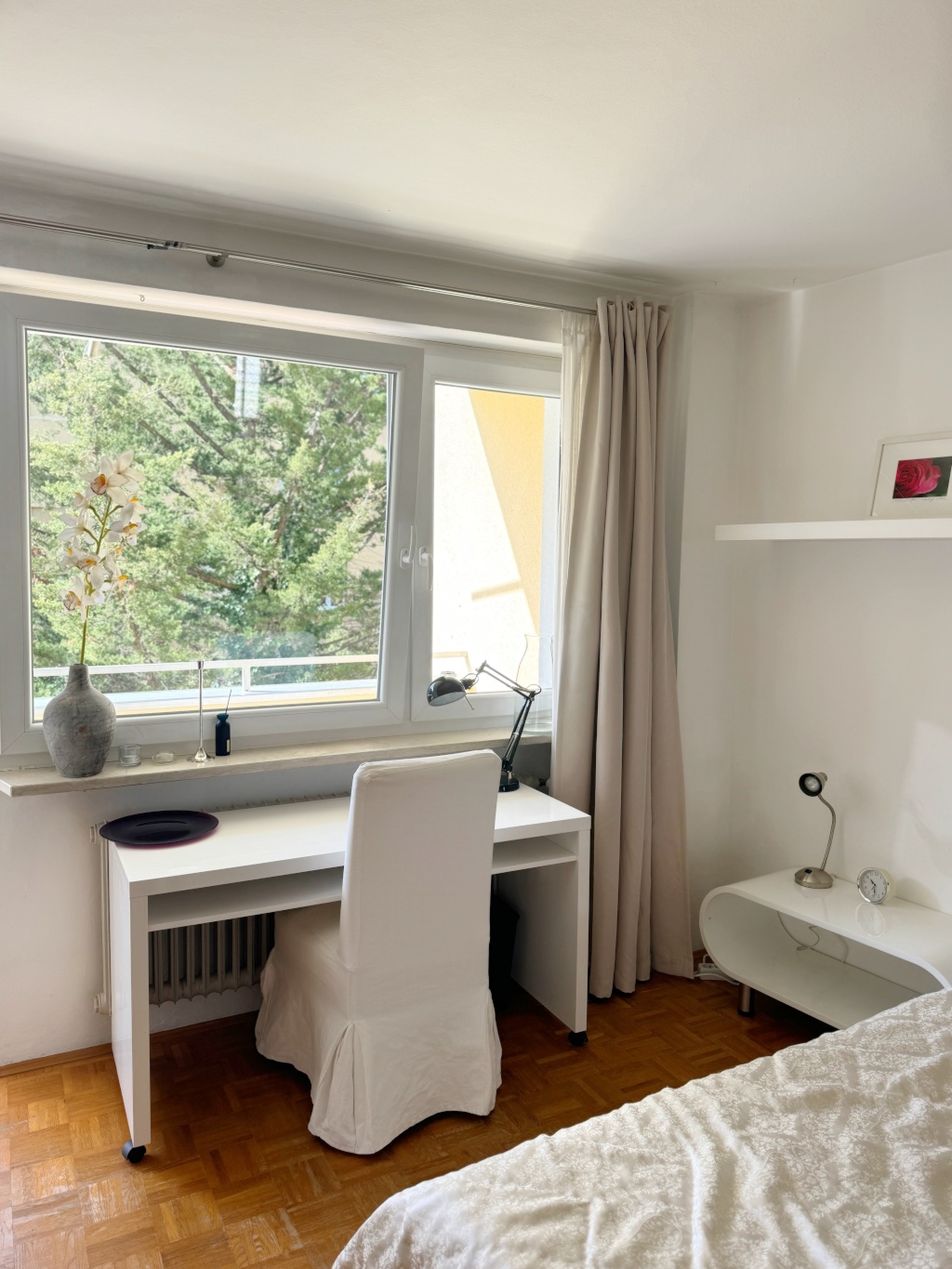 1 Room Flat Maxvorstadt Winzererstraße - Schreibtisch mit Blick ins Grüne