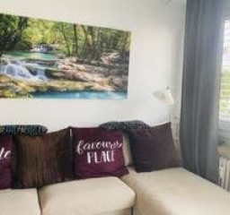 Anzeigenbild: Helles, möbliertes WG-Zimmer in Kronberg – Balkonzugang und gemütliches Schlafsofa