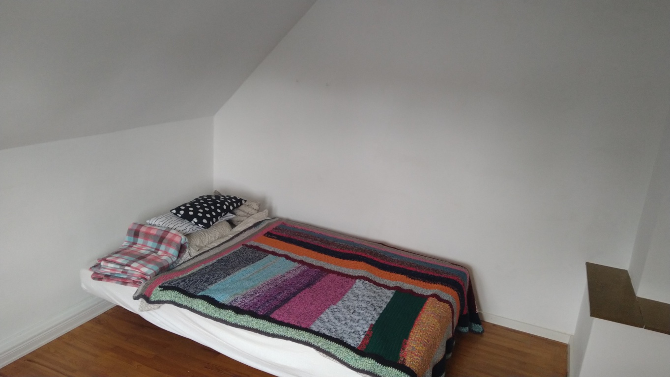 WG-Zimmer Aschheim Lerchenweg - Bett auf der gegenüberliegenden seite