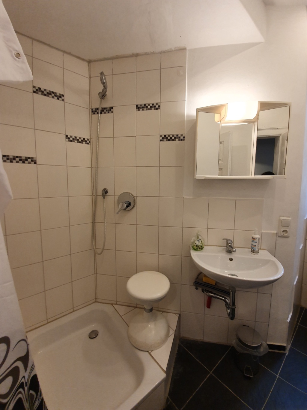 Flat flexibler Einzug gerne ab August möglich. 1 bis 4 Monate verfügbar Allersbergerstrasse - Duschbad