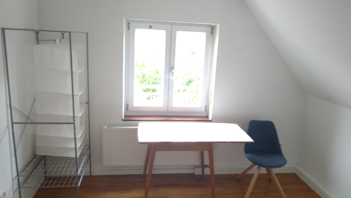 WG-Zimmer Aschheim Lerchenweg - schreibtisch und stuhl