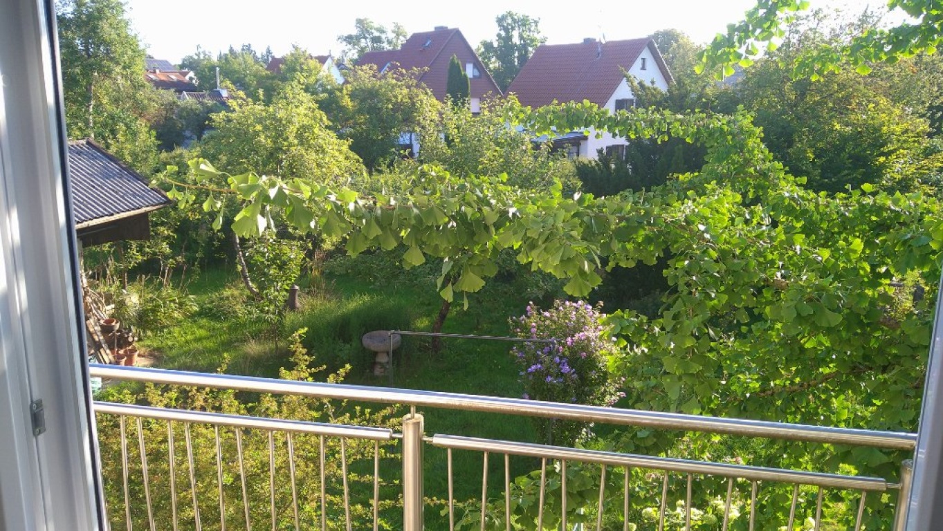 WG-Zimmer Aschheim Lerchenweg - Blick in den Garten vom Balkon