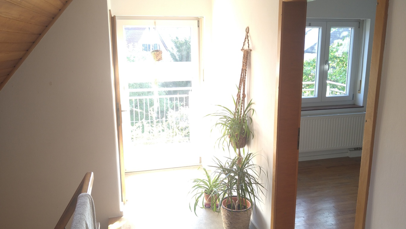 WG-Zimmer Aschheim Lerchenweg - Flur ,blick auf Balkon u. Garten