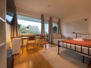 Anzeigenbild: [Only for women] Geräumiges und vollmöbliertes Zimmer mit privatem Balkon