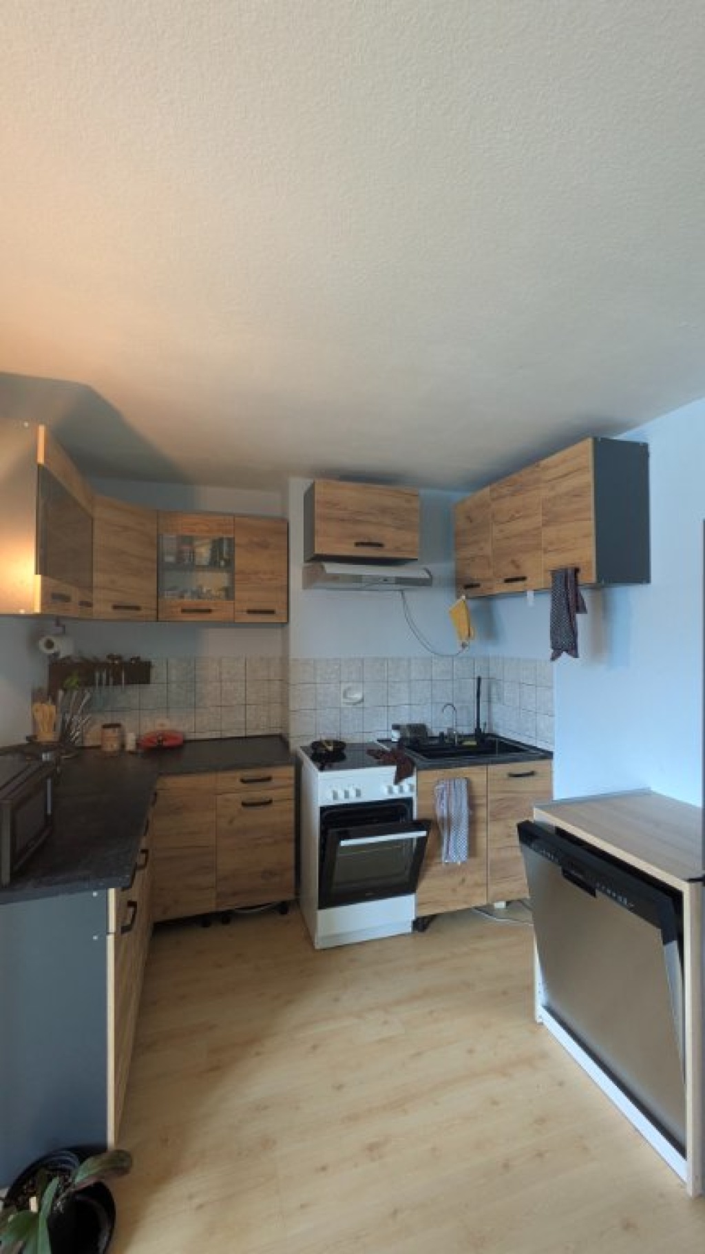 Bright newly renovated & 2-room apartment (1 person) – 40217 Düsseldorf Bilk – Vorschaubild 3