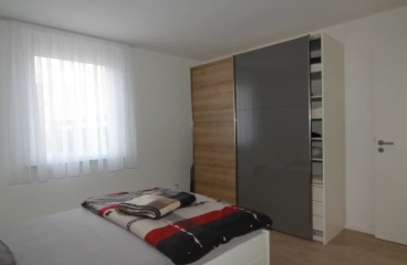 Anzeigenbild: 2-Zi-Whg möbiliert EBK, Balkon, Aufzug, Abstellraum, Waschr. + TG