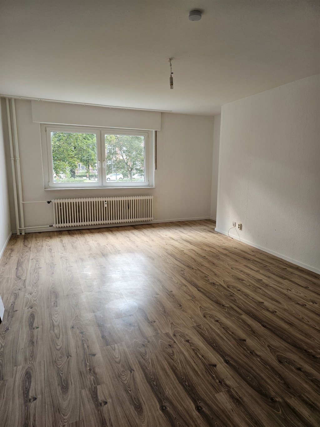Zu vermieten Einzimmerwohnung im Hochparterre mit PKW Stellplatz