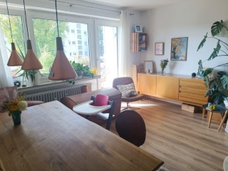 Anzeigenbild: Möblierte 3-Zimmer-Wohnung in zentraler Lage mit großem Balkon und Gemeinschaftsgarten