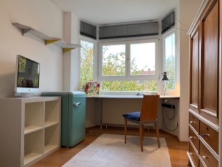 Anzeigenbild: helles freundliches  Zimmer in Kronberg, 12 qm,  mit großen Fenstern und Blick ins Grüne