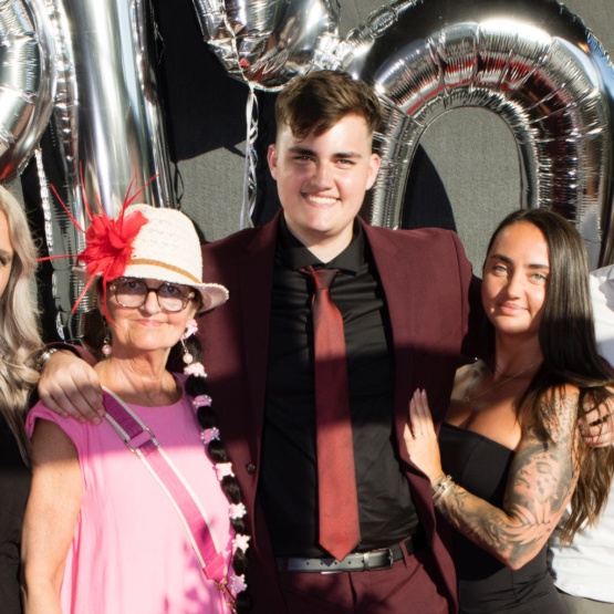 Anzeigenbild: Studierender mit Katze