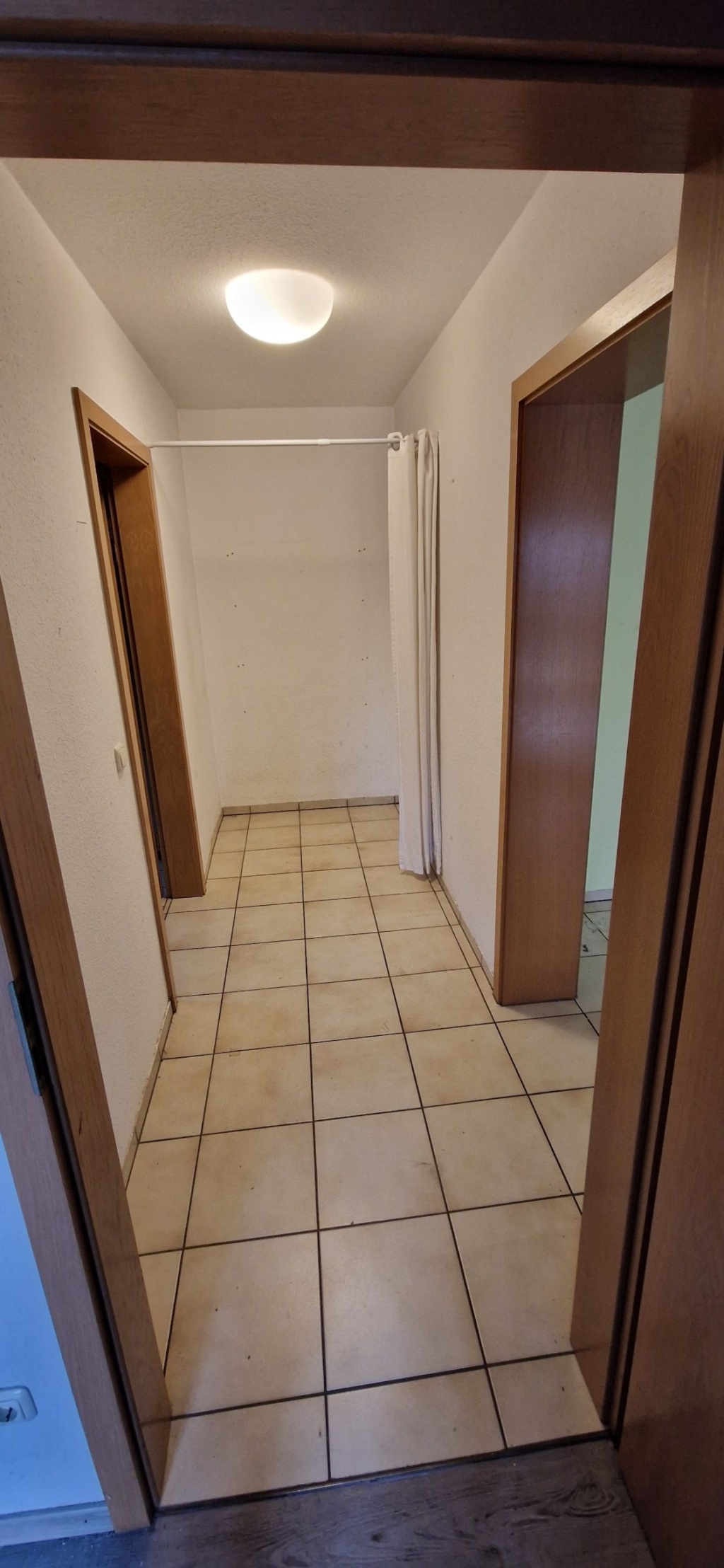 Flat Schönstadt Teichweg 2 - Kleiner Flur vor der Küche mit Ecke für Regal oder Schrank