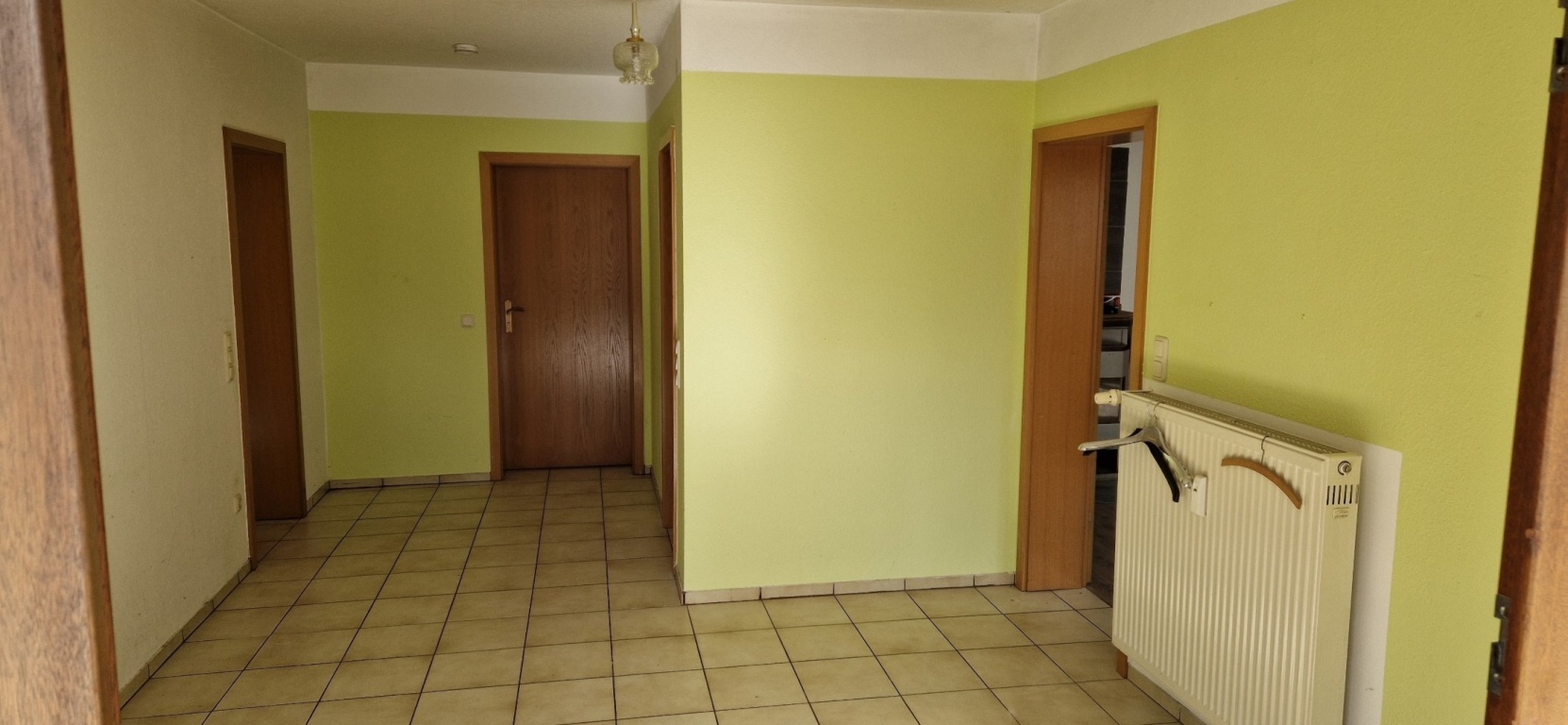 Flat Schönstadt Teichweg 2 - Hauptflur (Tür geradeaus für optionalem Keller)